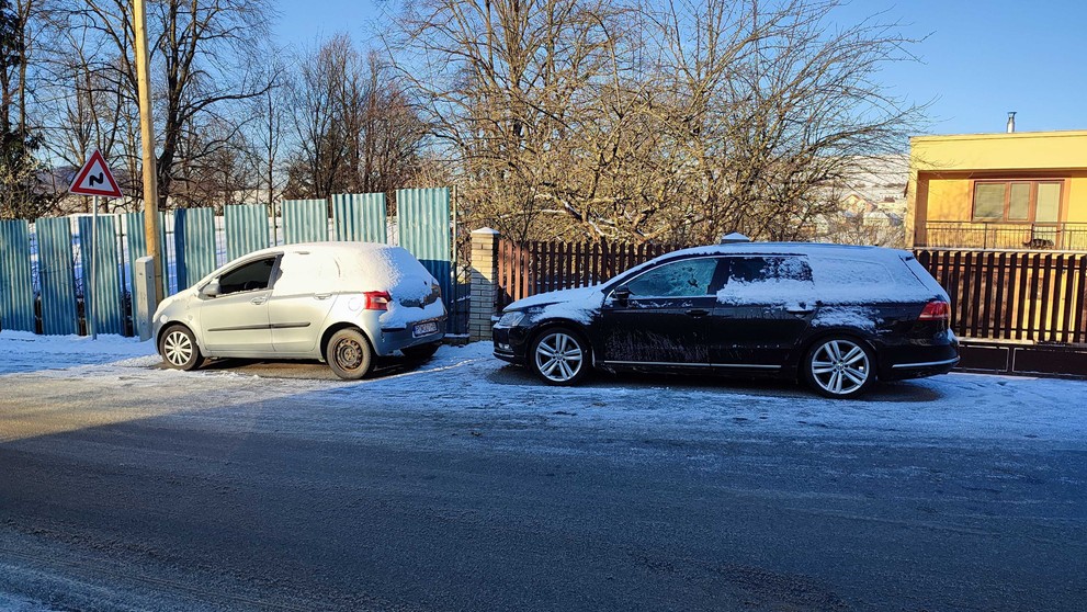 Poškodené autá v Hermanovciach.