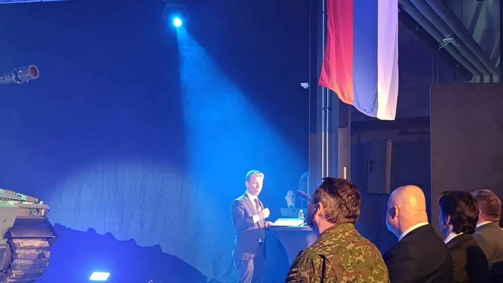 Švédsky minister obrany Pal Jonson v príhovore počas predstavenia novej verzie bojového vozidla CV9035 MkIV
