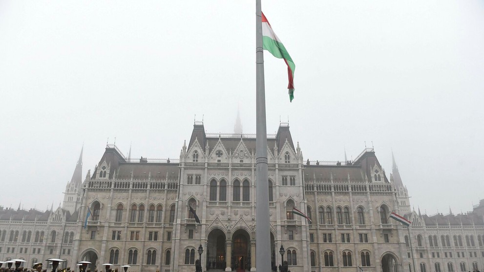 Maďarská štátna vlajka veje na pol žrde pred budovou parlamentu.