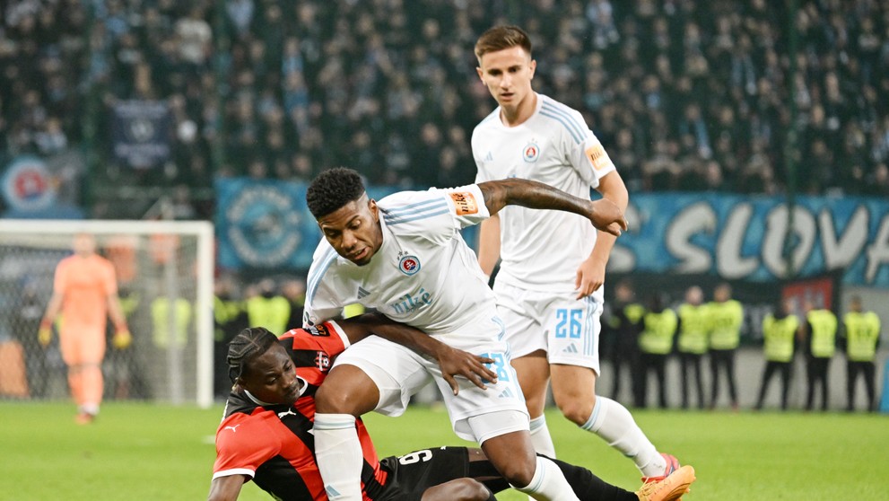 Zľava hráč Spartaka Kelvin Ofori a hráči Slovana Sharani Zuberu a Artur Gajdoš v 11. kole Niké ligy.