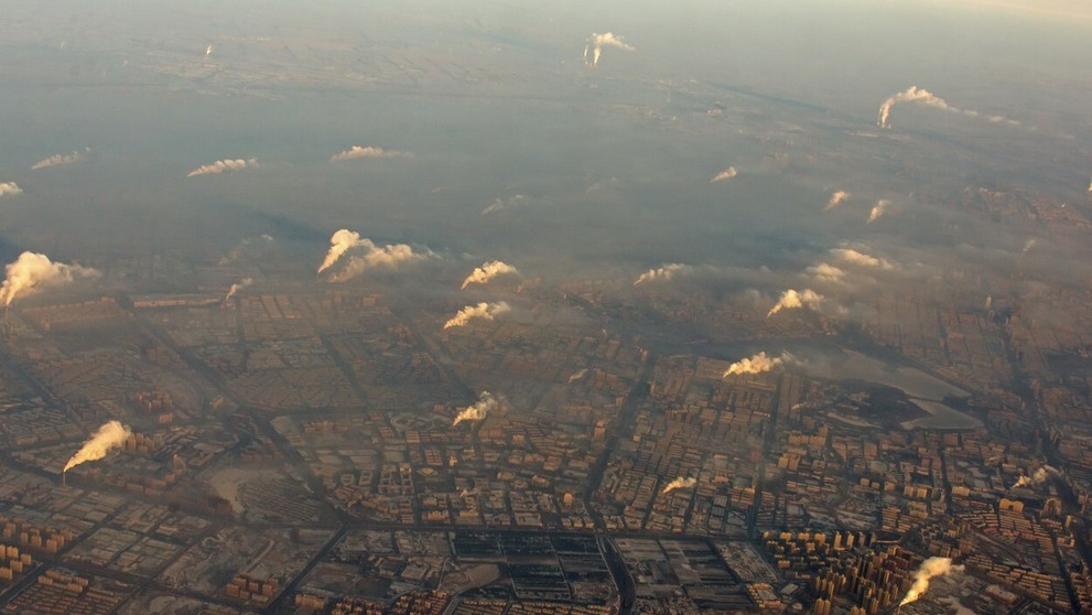 Dymiace komíny tovární v meste Čangčun.