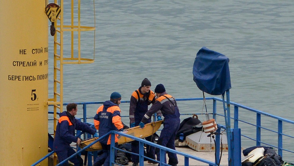 Vytiahli prvé telo z havarovaného lietadla.