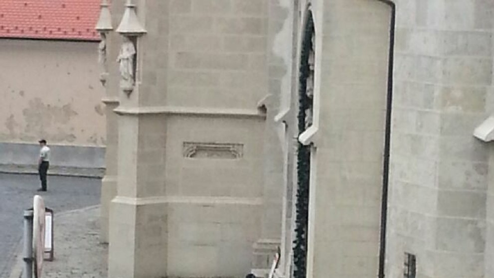 Pri Dóme sv. Martina našli maketu moslimky so samopalom. Okolie je uzavreté