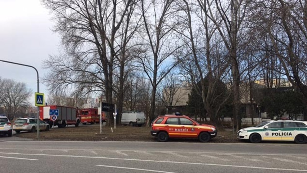 Na mieste zasahujú hasiči, policajti aj záchranári.