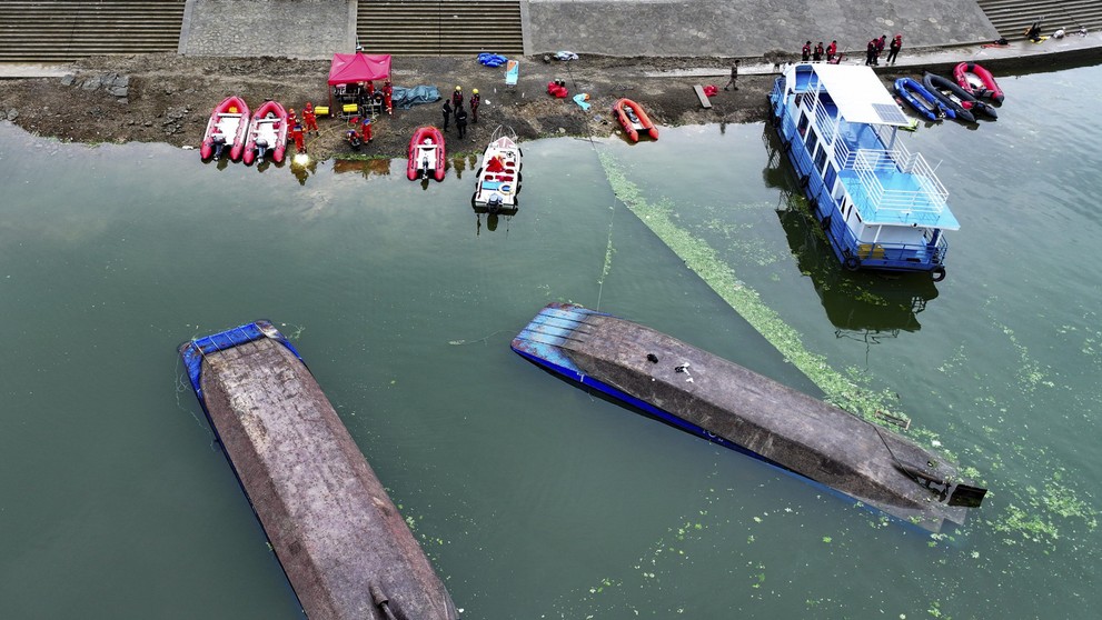 V Číne sa prevrátili lode s turistami