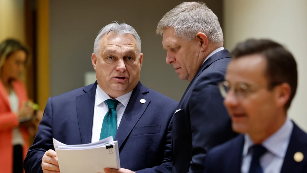 Slovenský premiér Robert Fico (vpravo) a maďarský premiér Viktor Orbán sa rozprávajú počas summitu EÚ.