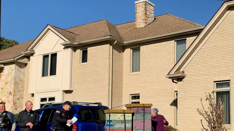 Woodsová priviezla na prívesnom vozíku podomácky vyrobené úle. Podľa polície v nich boli tisíce včiel