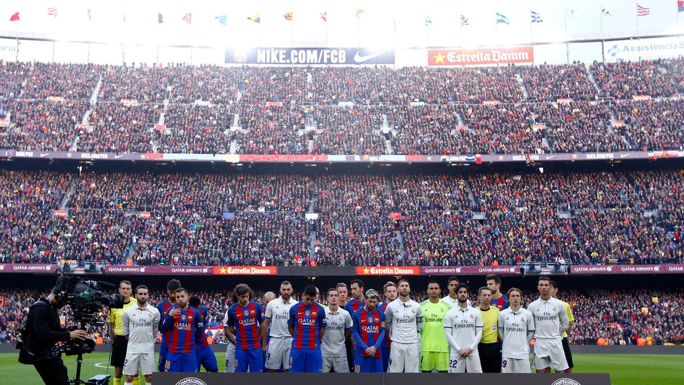 Hráči Barcelony a Realu Madrid si pred El Clásicom minútou ticha uctili pamiatku obetí leteckého nešťastia v Medellíne, v lietad