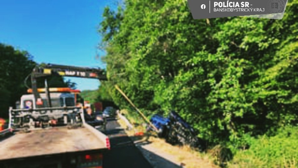 Čelná zrážka dvoch vozidiel pred obcou Bartošova Lehôtka.