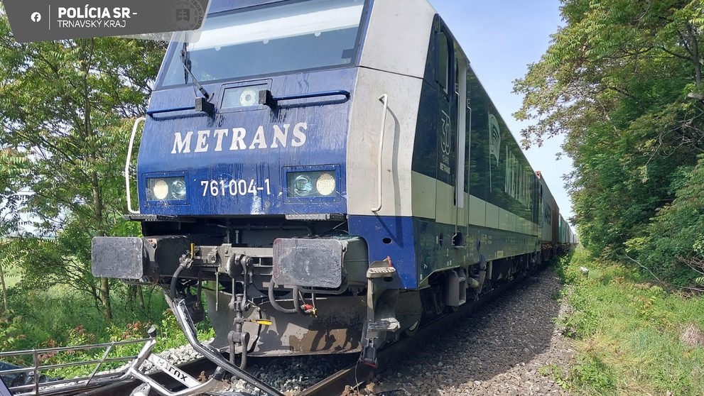 Zrážka vlaku a auta vo Veľkej Pake.