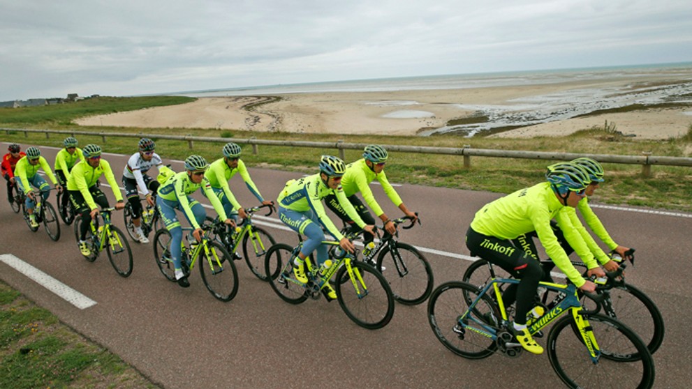 Tím Tinkoff počas tréningu deň pred začiatkom tohtoročných pretekov Tour de France.