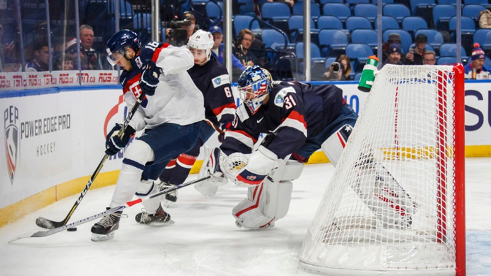 Americký hráč do 20 rokov Joey Anderson a Peter Kundrik (20) na MS v Buffalo.