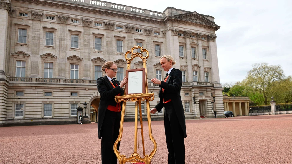 Oficiálny list, v ktorom potvrdili správu o narodení kráľovského dieťaťa, vystavili pred Buckinghamský palác na ornamentálny zla