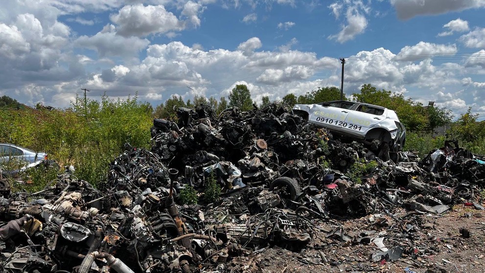Enviropolícia preveruje pri Komárne nelegálny odpad zo starých áut.