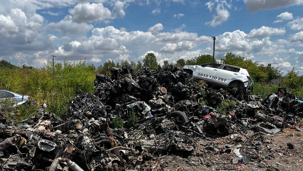 Enviropolícia preveruje pri Komárne nelegálny odpad zo starých áut.