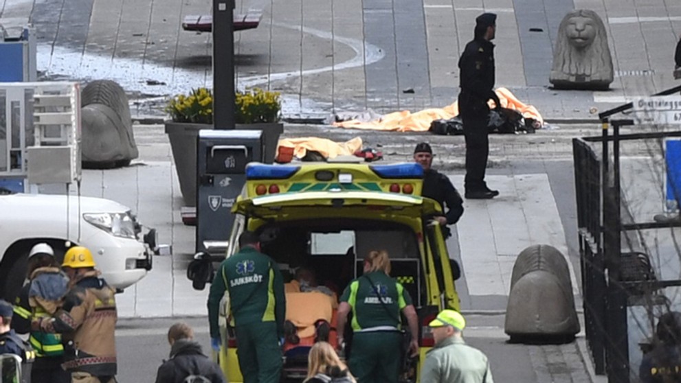 Obete útoku nákladného auta v centre Štokholmu.