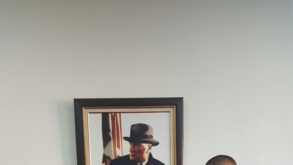 Martin Škrtel s dresom Fenerbahce Istanbul.