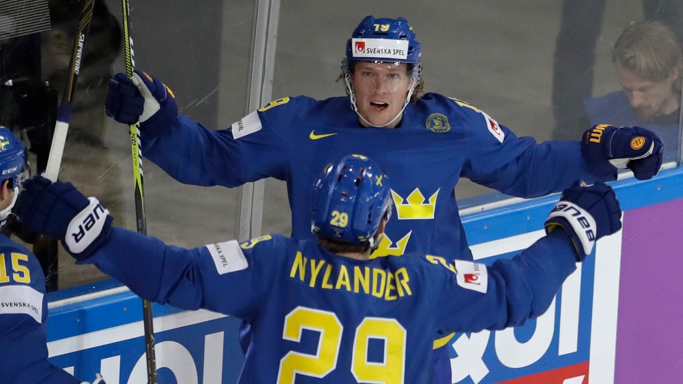 Švéd Nicklas Bäckström (vzadu) oslavuje so spoluhráčom Williamom Nylanderom gól vo štvrťfinále MS.2017.