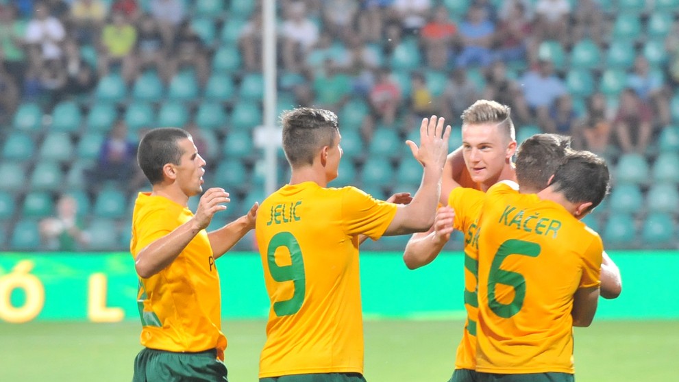 Gólová radosť hráčov Žiliny, tretí gól proti  Dacia Kišiňov zaznamenal Michal Škvarka (druhý sprava).