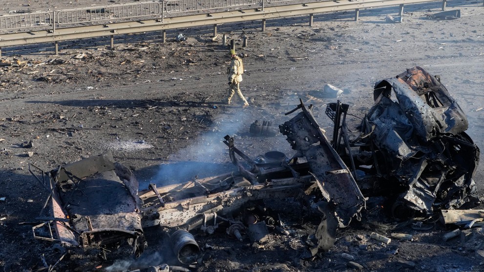 Zničené vojenské autá v Kyjeve