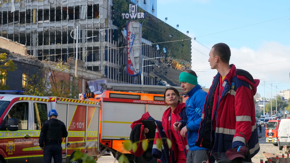 Zraneným pomáhajú hasiči aj záchranári