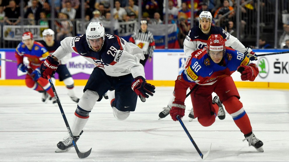 Brock Nelson (vľavo) z USA súperí o puk s Rusom Vladislavom Namestnikovom v zápase MS 2017.