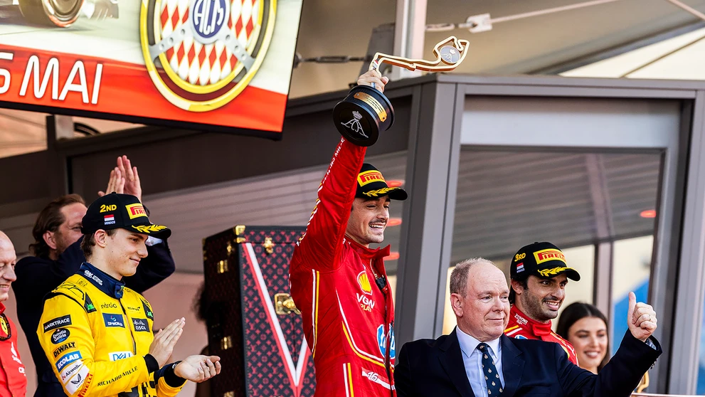 Monačan Charles Leclerc sa premiérovo tešil z triumfu na domácej veľkej cene.