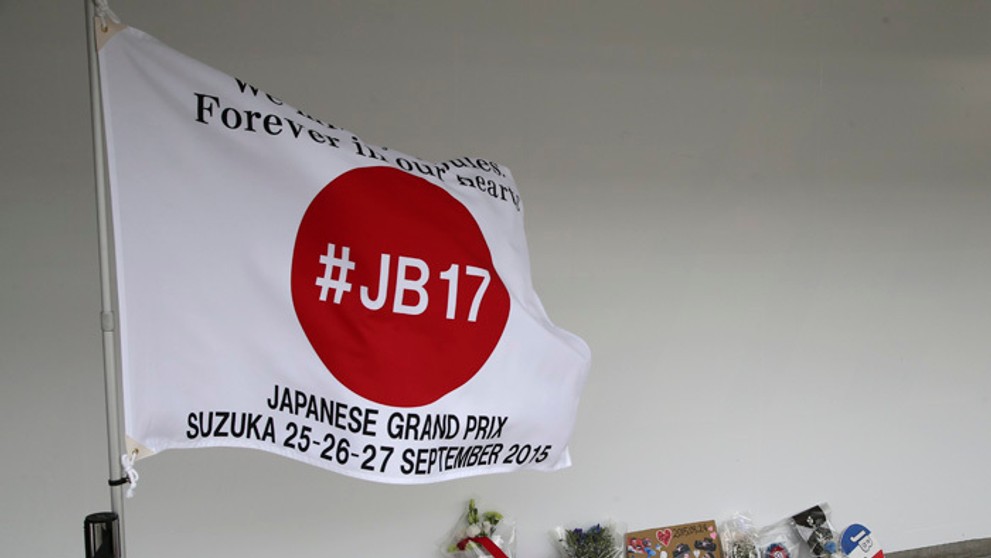 Pri garáži stajne Marussia v Suzuke začali pribúdať kvety a spomienkové predmety.