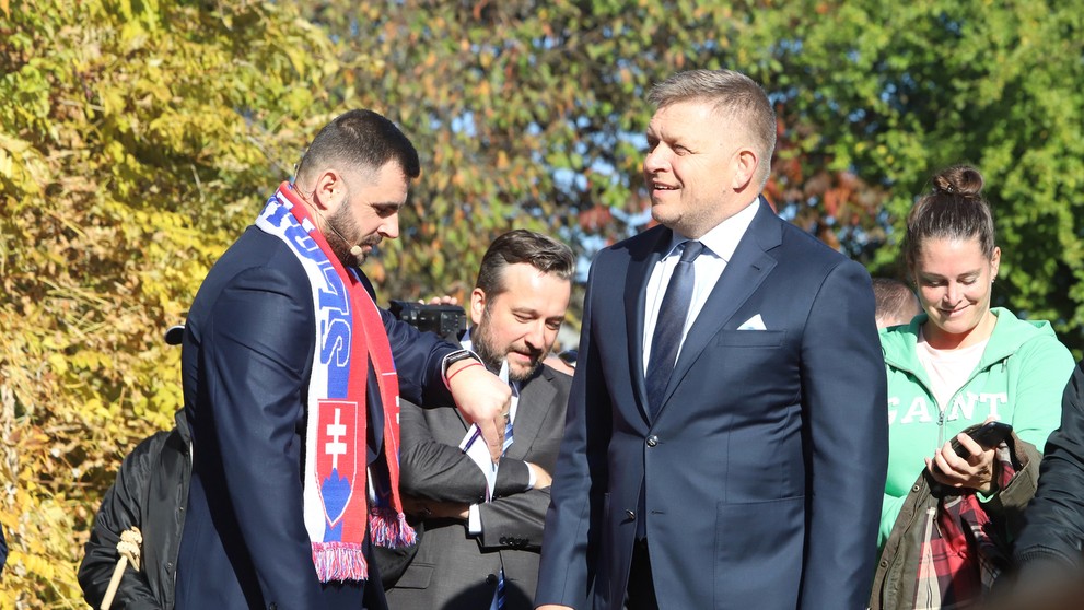 Protivládny čapicový protest Smeru.