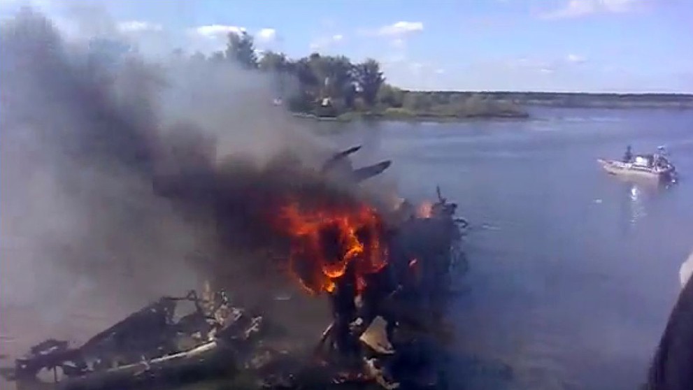 Horiaci vrak havarovaného lietadla v rieke Volga.