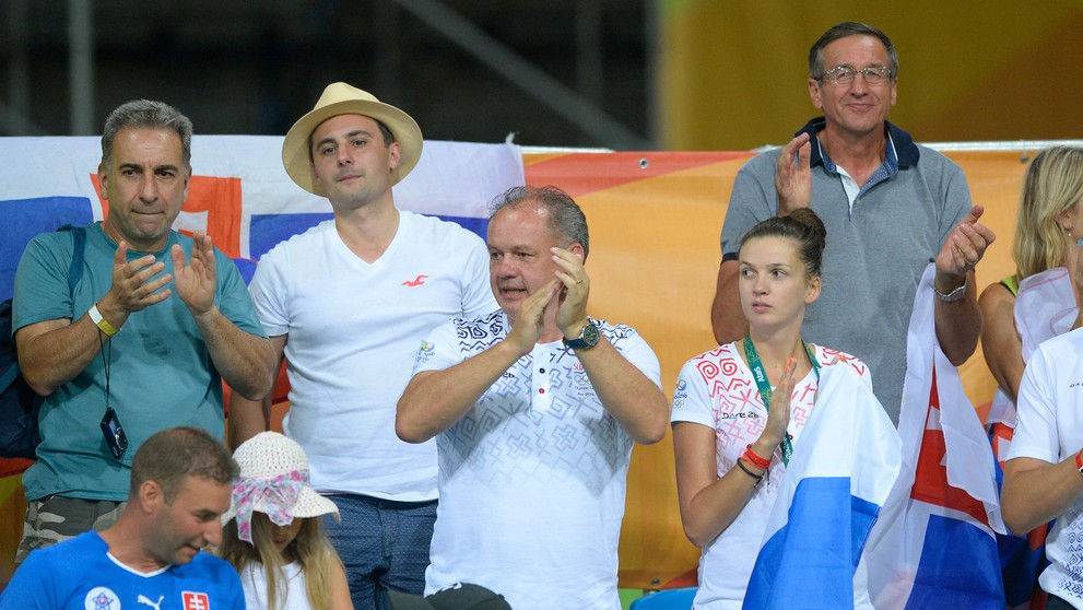 Prezident SR Andrej Kiska s dcérou Natáliou tlieskajú slovenskej tenistke Anne Karolíne Schmiedlovej.