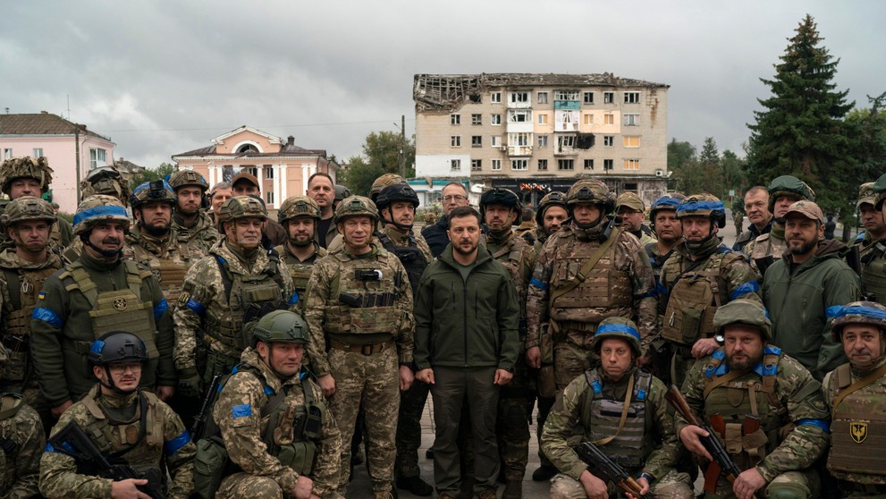Ukrajinský prezident Volodymyr Zelenskyj pózuje s vojakmi po vztýčení ukrajinskej vlajky v ukrajinskom meste Izium.