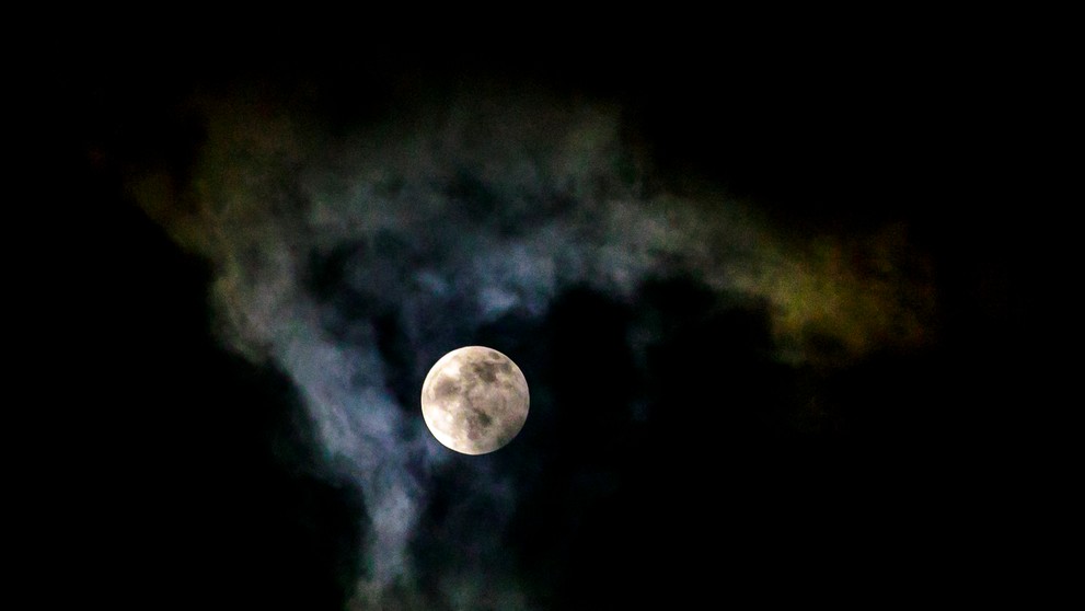 Na snímke Mesiac, ktorý vstúpil v prvom tohtoročnom splne do polotieňového zatmenia.