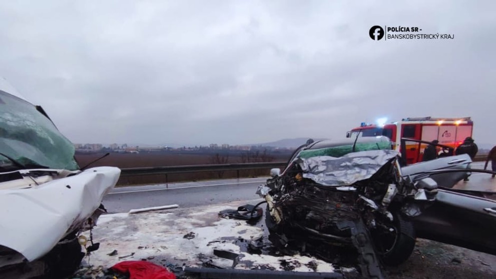 Po čelnej zrážke zomrel vodič.