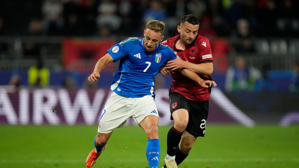 Davide Frattesi v súboji s Arberom Hoxhom.