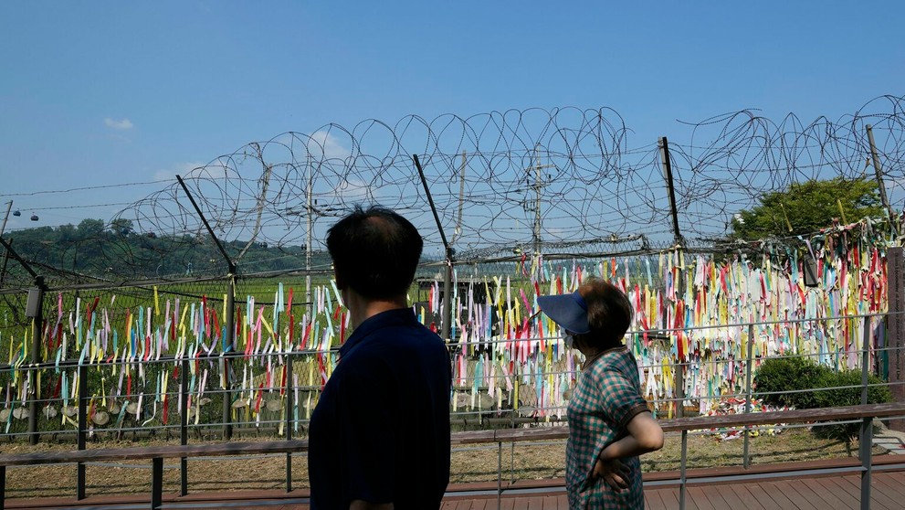 Vojenská prehliadka opäť ohromila Severnú Kóreu. Namiesto rakiet ukázali traktory