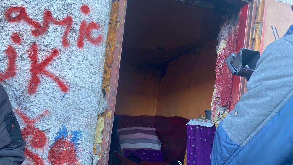 Nešťastie sa stalo pri zárubni v tomto dome.