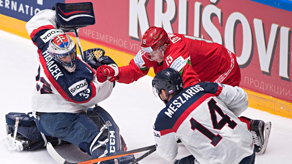 Július Hudáček, vpravo Andrej Meszároš a uprostred Arťom Demkov v zápase Slovensko - Bielorusko.
