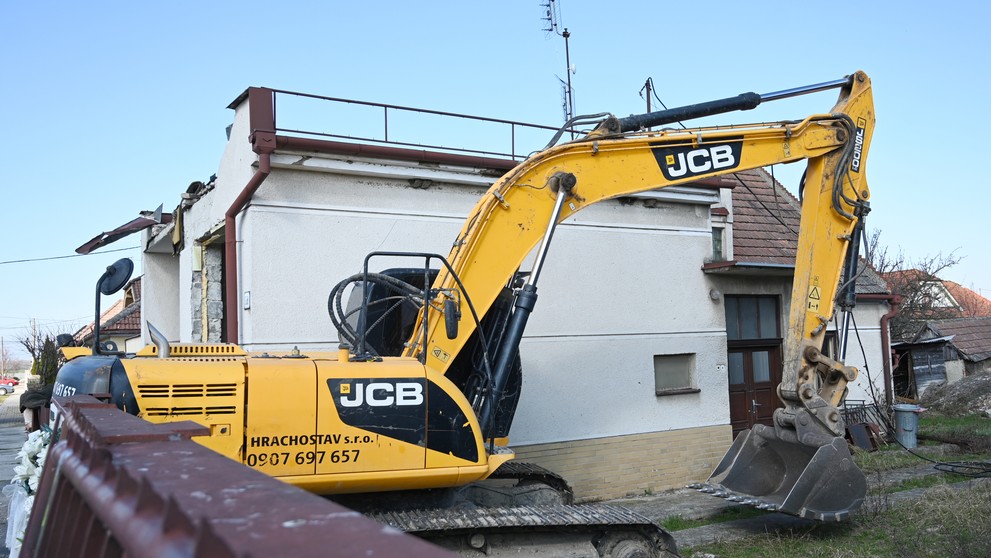 Búracie práce na pozemku s domom zavraždeného novinára Jána Kuciaka a jeho snúbenice Martiny Kušníkovej vo Veľkej Mači.