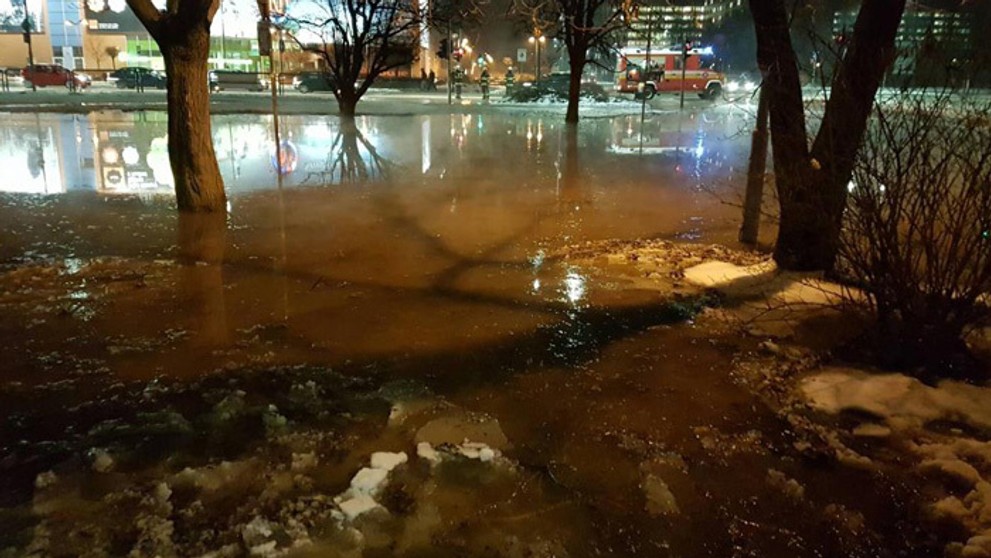 V centre Nitry prasklo potrubie.