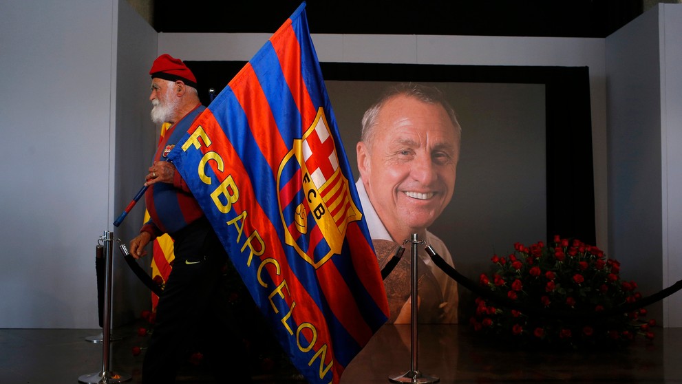 Fanúšik drží vlajku na počesť legendárneho holandského futbalistu, kapitána a trénera FC Barcelona Johana Cruyffa. 29. marca