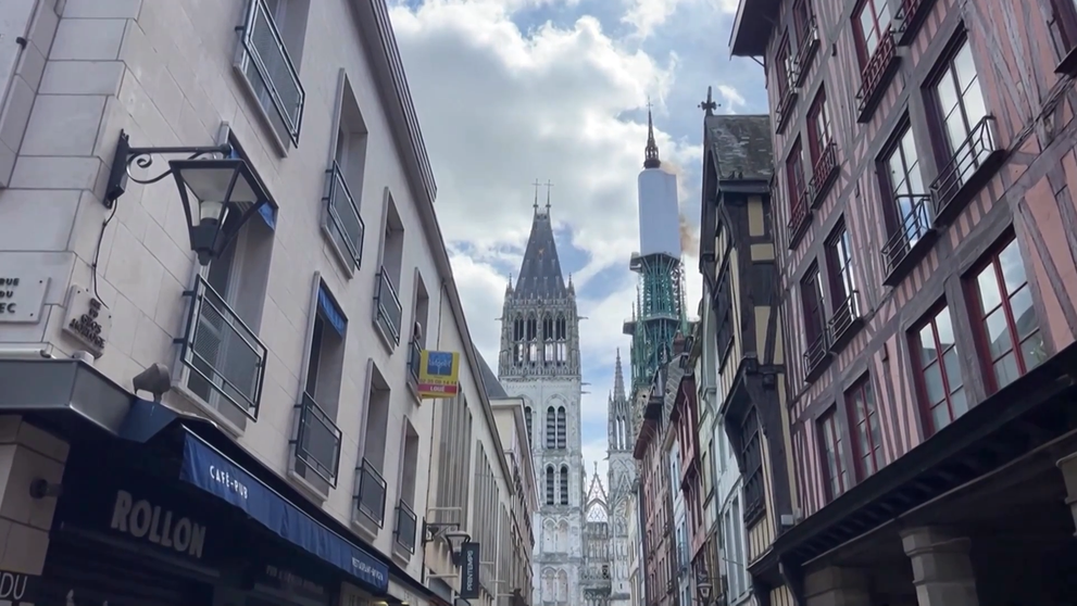 Požiar katedrály v meste Rouen