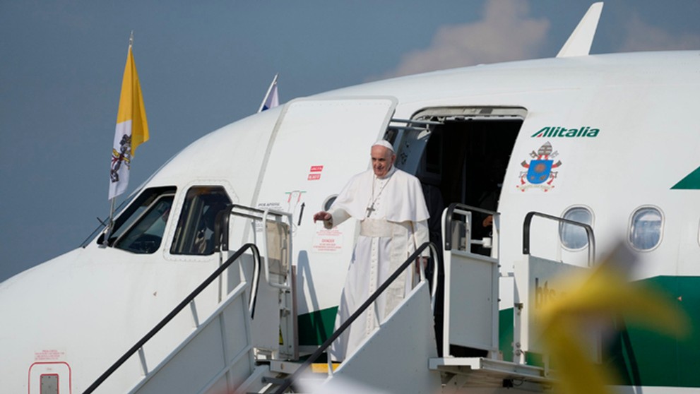 Pápež František na letisku v Bratislave.