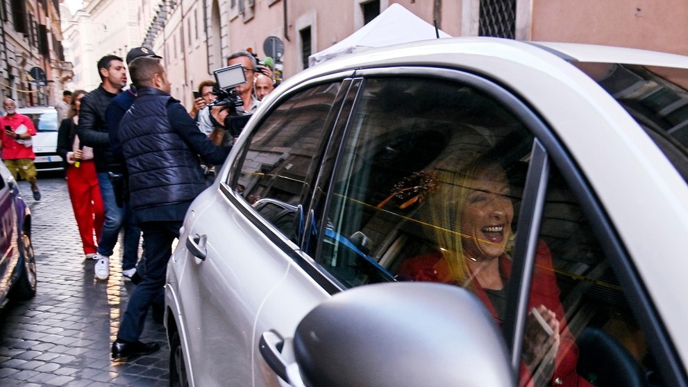 Predsedníčka nacionalistickej a krajne pravicovej strany FdI Meloniová je na dobrej ceste stať sa prvou talianskou premiérkou, pripomenula AFP. V prípade potvrdenia jej víťazstva po sčítaní všetkých hlasov môže mať Taliansko prvého lídra z radov krajnej p