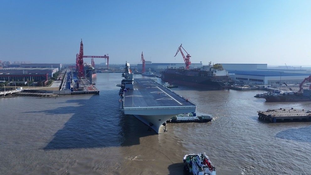 Obojživelná útočná loď Typ 076 S'-čchuan.