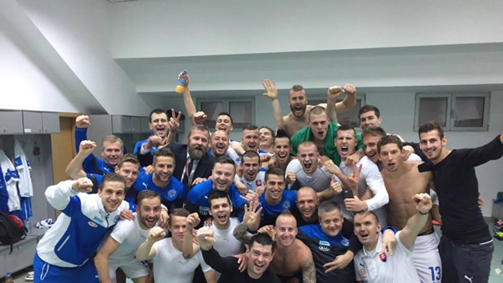 Fotografia zo šatne po výhre nad Macedónskom.