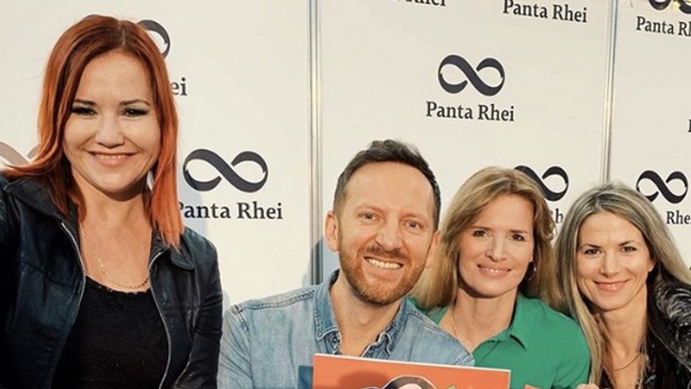 Knihu Cirkus Romána pokrstil Miro Jaroš, Zuzkina dcéra Romanka a dvojtýždňové mláďa sovičky plamienky driemavej.