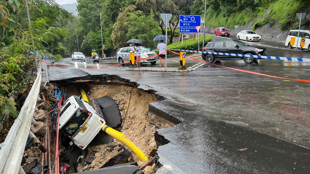 Podmytá cesta po rekordných dažďoch v Hongkongu.