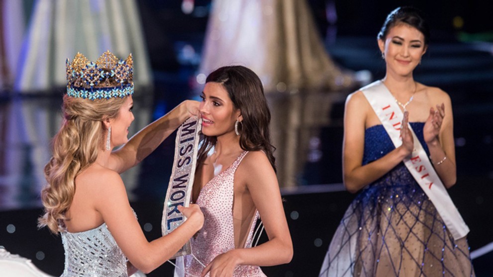 Miss World 2015 Mireia Lalaguna Roy odovzdáva víťaznú šerpu Miss World 2016.