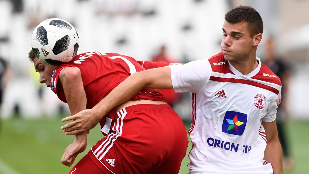 Zľava Przemyslaw Wisniewski zo Zabrze a Trenčan Antonio Mance v odvete 2. predkola EL.